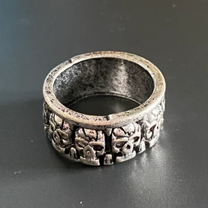 Dödskallar ring - En snygg ring, tyvärr för stor för mig. Frakt är 12 kr! Buda nu eller kontakta mig för fler bilder eller eventuella frågor 😊 Budet ligger på 50 kr just nu!