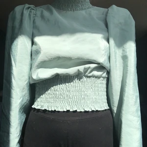 Turkos blus - En turkos blus från Gina Tricot. Tycker den är superfin men den kommer aldrig till användning av mig. Finns en liten defekt (se tredje bilden) där flärpen som man fäster knappen i har gått av. Detta märks dock inte på själva passformen men går säkert snabbt och enkelt att fixa av den händiga!