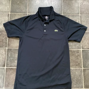 Lacoste polo shirt - Lacoste pique/polo shirt i bra skick! Passar S och M