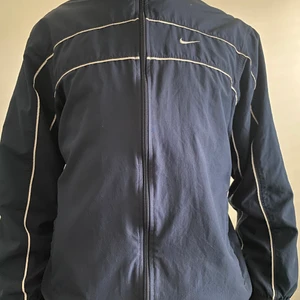 Nike vintage windbreaker - En vintage jacka som säljs på grund av att den tar onödig plats i min garderob, skicket är även bra på jackan och skriv för fler bilder.