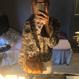 Camoflage jacka - Såå sjukt snygg camoflage jacka som tyvärr inte kommer till användning länge... storlek S💕💕 om fler är intresserade buda gärna