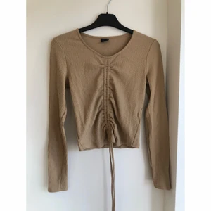 Beige tröja - En beige tröja från Gina tricot. Aldrig använd i strl S.