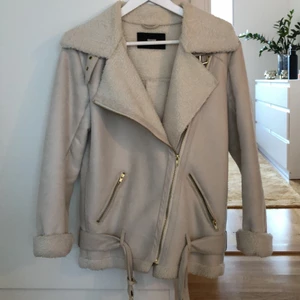 Bikbok beige jacka strl S - Beige jacka från bikbok, köpt 2019. Väl använd med en fläck på, har inte försökt tvätta bort.