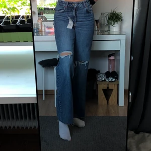 ZARA jeans full length  - superfina helt oanvända zara jeans (prislappen kvar), säljer de endast för de är för små för mig! frakten ingår inte i priset <3 om många är intresserade blir det budgivning i kommentarerna :))