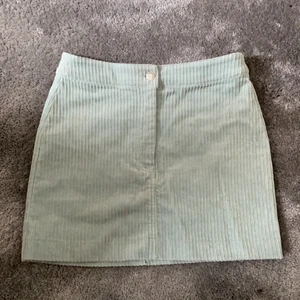 Kjol🤍 - Jätte fin kjol från Weekday nästan aldrig använd! Säljer pågrund av att den är nu för liten. Perfekt till sommaren och färgen är en dröm❤️