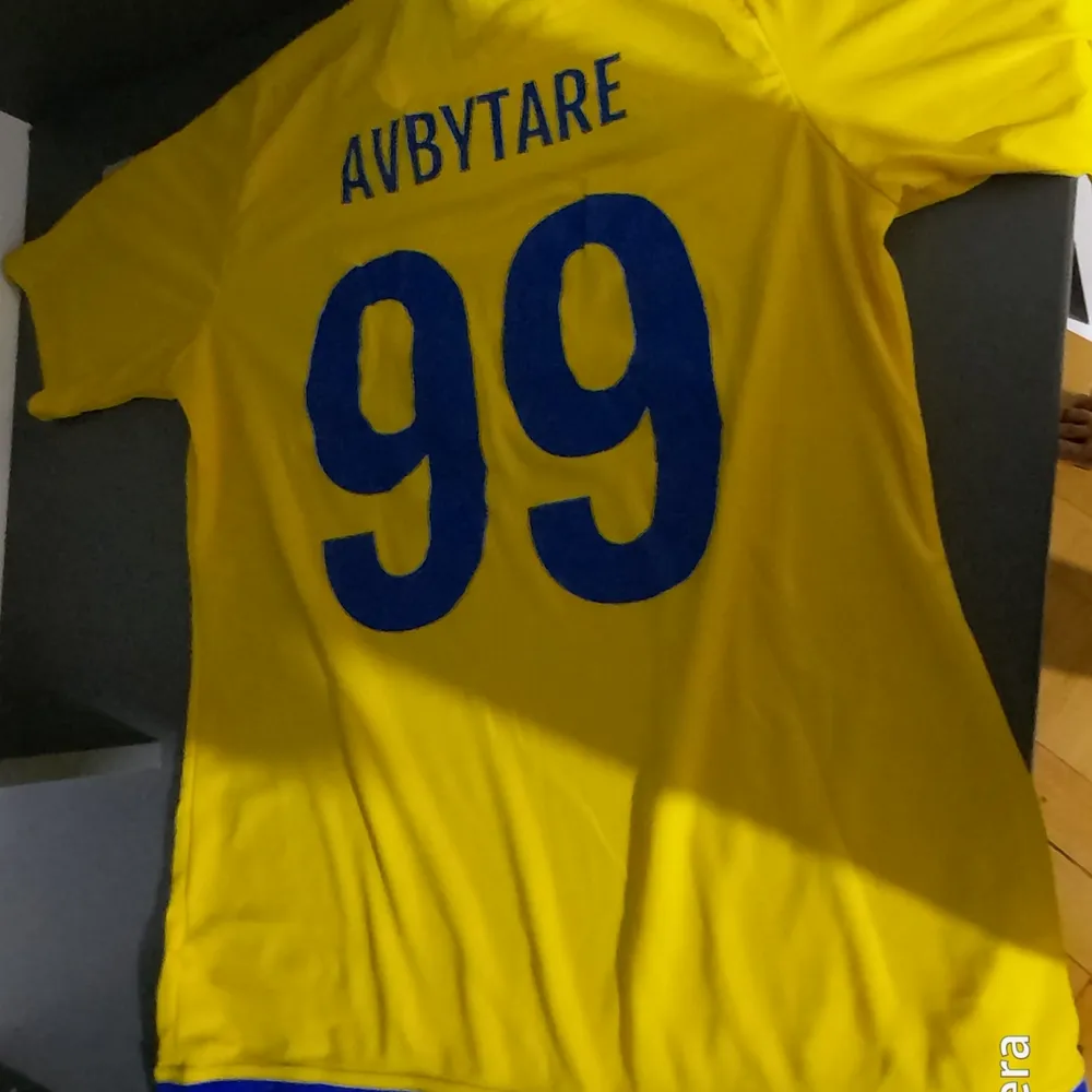 Bra för fotboll nummer 99 avbytare . T-shirts.