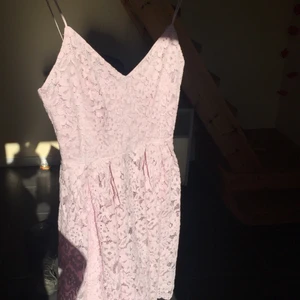 Klänning - Jätte söt fin klänning i spets, färgen är enligt mig otroligt fin! Jag har använt den en gång för tre år sedan, så den är i bra skick fortfarande, man får jätte fina kurvor i den och den har en dragkedja på sidan. Förmodligen storlek XS men passar säkert XXS också. Jag säljer den för 100kr men frakten går på 66kr. 💗💗 Skriv om ni vill få mer information eller se hur plagget ser ut på! (Kostnaden blir sammanlagt 166kr)