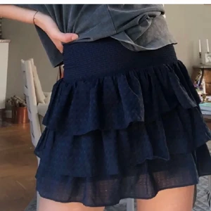 Volangkjol - Från little remix,  barnstorlek 16 men passar Xs/s. Mörkblå. Nypriset är runt 800kr