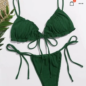 Jättefin mörkgrön bikini💚💚 - Köpt på shein, storlek s. Aldrig använd endast provad. Säljes pga att jag råkade beställa i fel storlek. Skickas i orginalpaket🌴