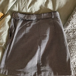 Svartvit kjol - Söt fin kjol från H&M. Strl 32. Köparen står för fakten