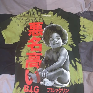 Biggie smalls t-shirt - Storlek XS men är som S. Denna t-shirt är helt slutsåld och finns ingenstans. Är helt oanvänd bara testad en gång. Den har även väldigt fina detaljer. Köparen står för frakten men kan även mötas upp. Frakten ingår i priset 