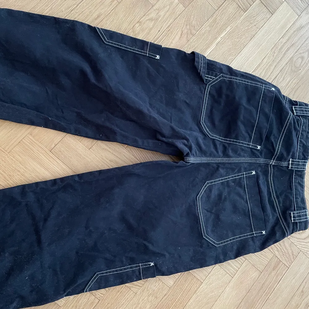 Säljer nu detta par weekday jeans då de aldrig används längre. De är i storlek 34 och nystarts pris var 500kr. Om stort intresse startas budgivning! 💜☺️. Jeans & Byxor.