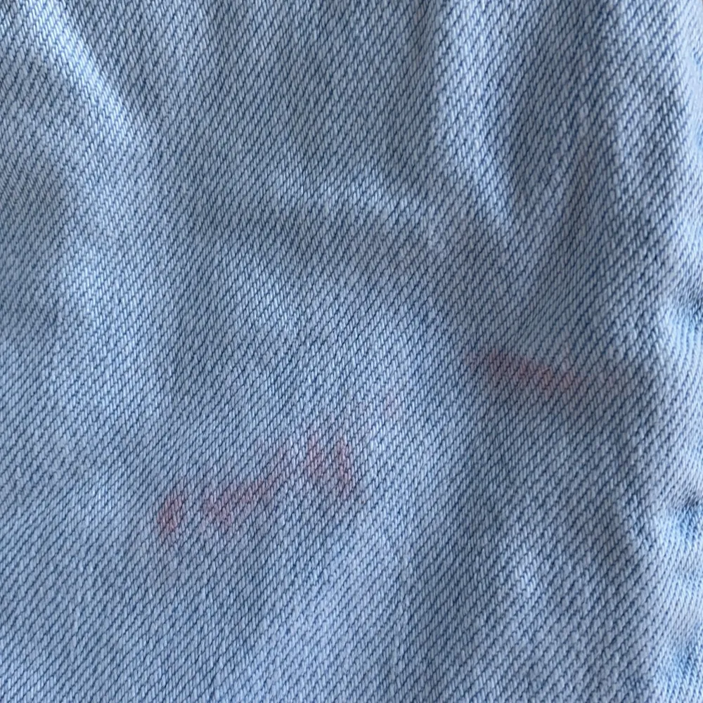 Avklippta, har en liten rosa fläck nere vid ena benet som tyvärr inte går bort i tvätten men är knappt synlig❤️ . Jeans & Byxor.