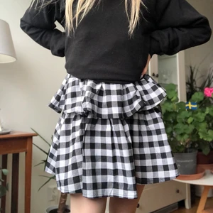 Vilangkjol klänning rutig svartvit - Intressekoll! Klänning som kan användas som både kjol och klänning! Superfin och nyskick då jag råkade beställa 2st nästan likadana! Passar bra på mig som är 168! Buda vid flera intresserade💋💋