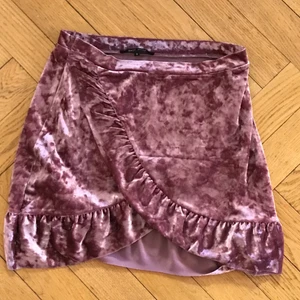 rosa kjol  - jättefin rosa kjol med volanger! har en kjedja vid sidan och är köpt på en loppis. tvättar självklart innan jag säljer och om du vill ha mer info eller bilder skriv till mig privat! 