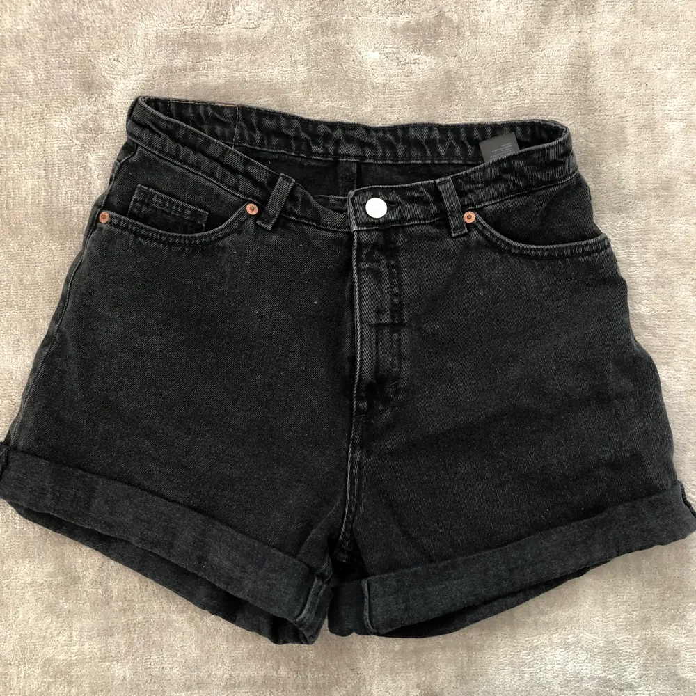 Högmidjade shorts från Monki i svart flammigt jeans. Knappt använda i supergott skick utan skador! Vid frågor är det bara att skriva 💞. Shorts.