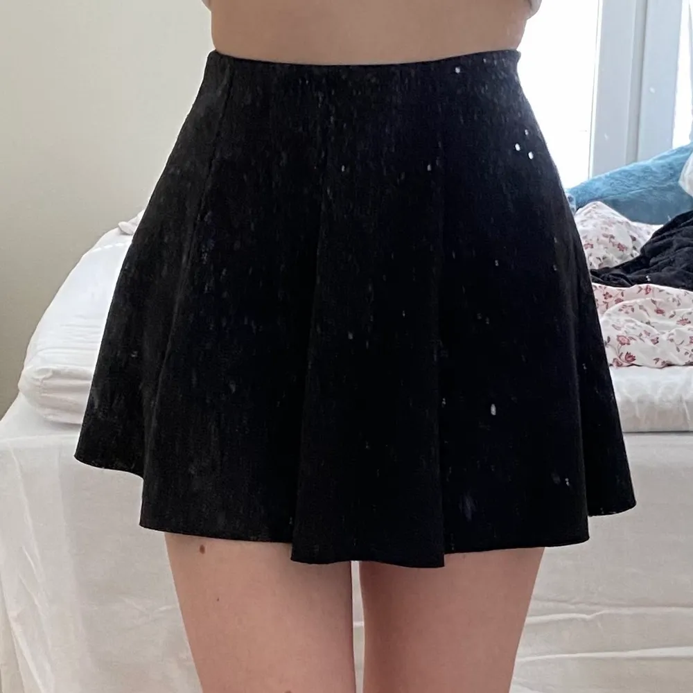 Trendig liten svart kjol från Brandy Melville! Köptes för några år sedan så den har kommit till bra använding men är ändå i bra skick.  . Kjolar.