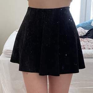 Trendig liten svart kjol från Brandy Melville! Köptes för några år sedan så den har kommit till bra använding men är ändå i bra skick.  