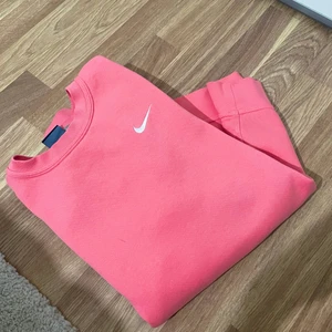 Nike sweatshirt - Nike sweatshirt i storlek XS. Sweatshirt är stor i storlek och motsvarar storlek S eller M! Superbra skick, bärs bara några gånger. Budgivningen börjar från 160kr! 💞😊