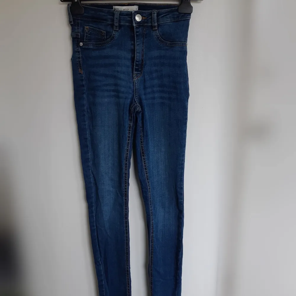 Jeans från Gina tricot stl S. Använd fåtal gånger. Nyskick :). Jeans & Byxor.