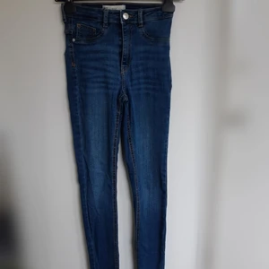 Jeans  - Jeans från Gina tricot stl S. Använd fåtal gånger. Nyskick :)