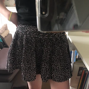 Kjol med stjärnor - Säljer denna underbara kjol perfekt för i sommar! Den är väldigt mörkblå, nästan svart, med vita och några gröna stjärnor över hela ⭐️💚🤍🥰 Den är plisserad och har en dold dragkedja på sidan. Storlek 34 men skulle passa en liten 36 också 🤩💞 Den här kjolen är så drömmig och kommer vara så fin tillsammans med en somrig topp! Aldrig använd!!! Kan mötas i Solna, Sundbyberg, alternativt Odenplan eller frakta. Buda i kommentarerna, börja från 100kr! Skriv till mig privat om ni vill se fler bilder💖🥳💋💜