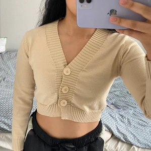 Beige kofta - Kofta köpt från koreanska hemsidan Yesstyle, one size men passar s-m. Djur finns i hemmet