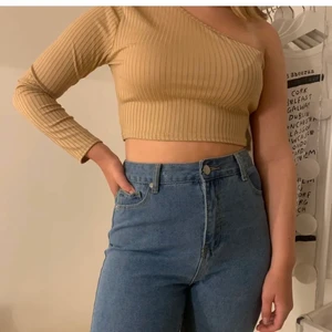 Tröja med en ärm  - Från boohoo och använd en gång utöver bilden 