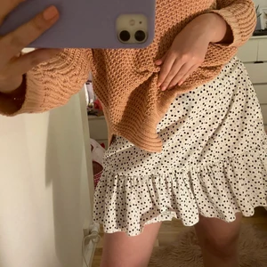 Vit volangkjol - Vit volangkjol med svarta hjärtan. Storlek S! 