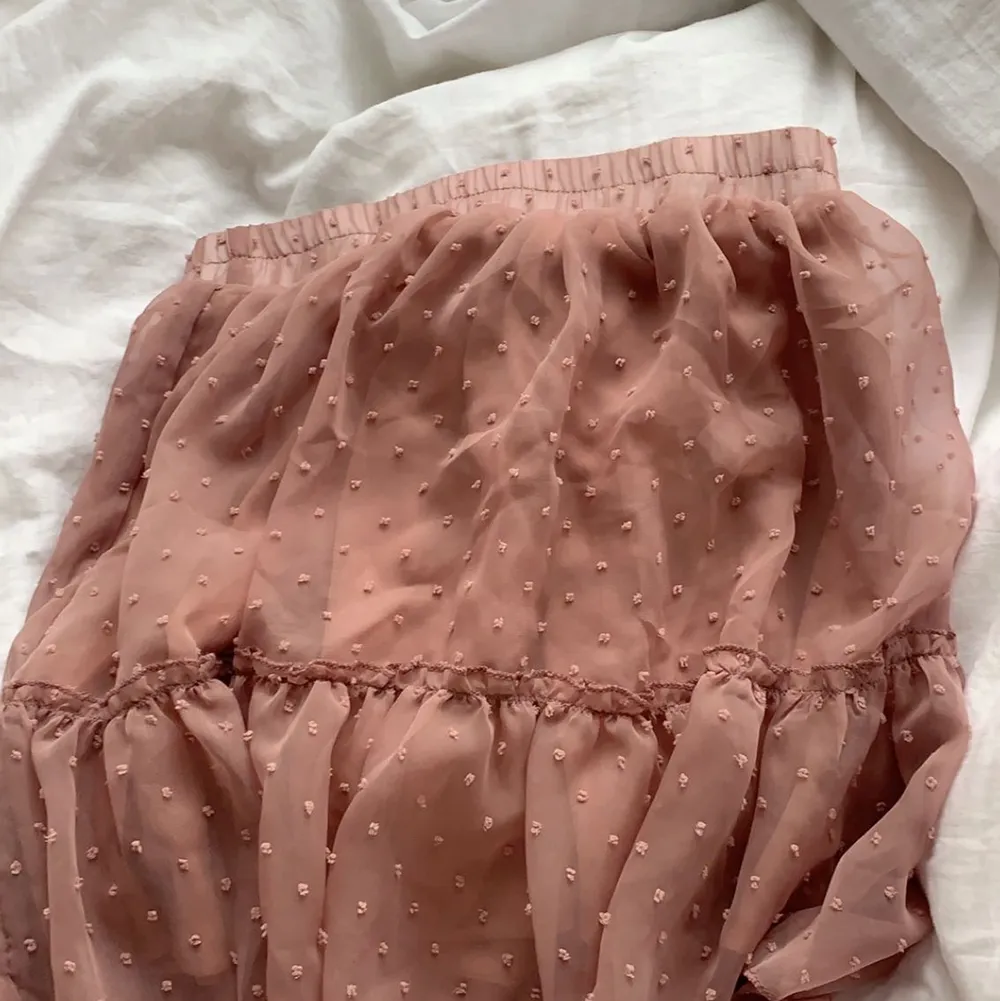 Söt rosa volangkjol köpt på shein för väldigt länge sedan. Har inte fått någon användning för den💗💗köparen står för frakten på 48kr . Kjolar.