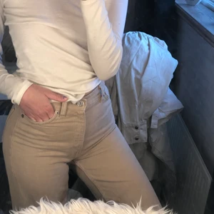 Jeans  - Snygga beige jeans ifrån monki, säljer för att de inte kommer till användning längre. Hör av er vid intresse. Kramis!💖🌸