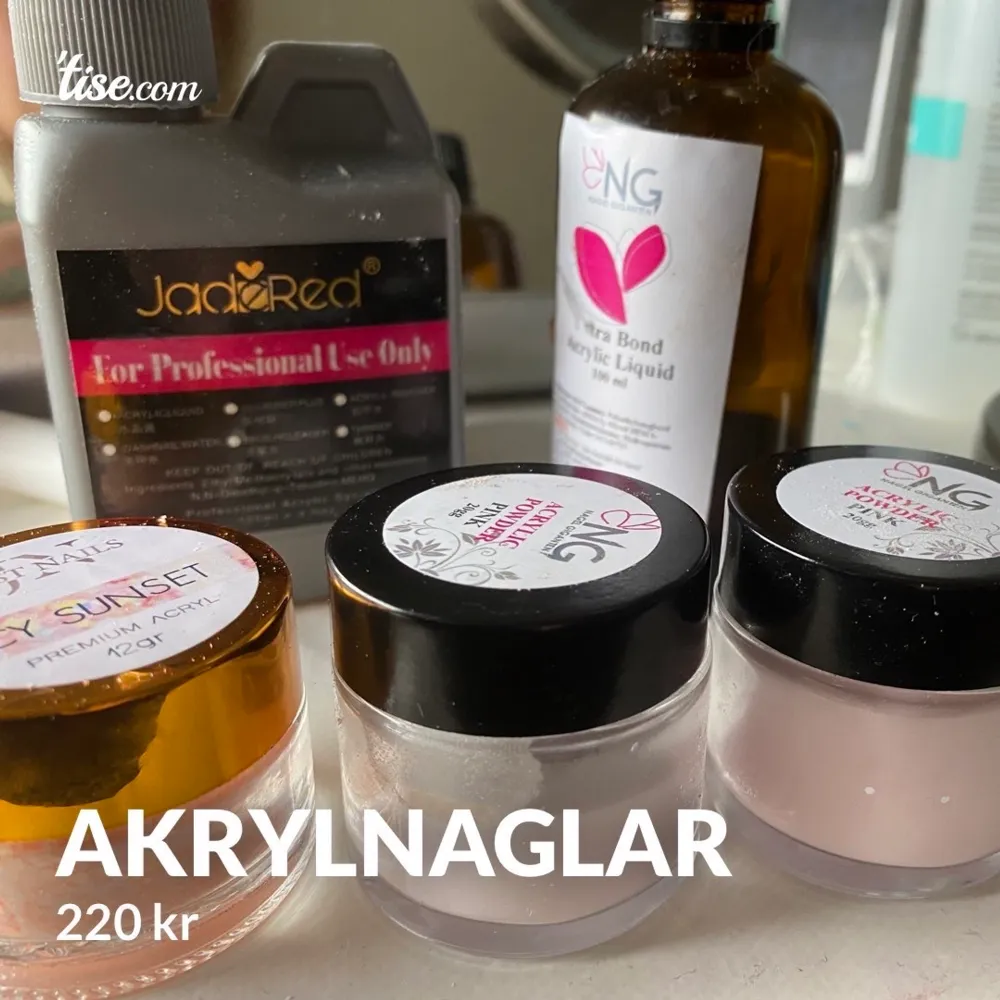 Tillbehör till akryl säljes. Akrylvätska 100 ml fr. Nagelgiganten 1/3 kvar, räcker länge, en annan 120 ml 3/4 kvar. Två akrylpulver en halvfull och en oöppnad. Även ett glitterakrylpulver, aldrig använt. Köpare står för frakt. Nypris för allt minst 450. Övrigt.