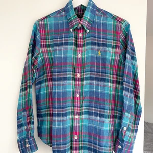 Ralph Lauren Linneskjorta  - Superfin ny Ralph Lauren skjorta i linne, relaxed fit. Köpt för 1195kr. Storlek S, jag brukar ligga mellan S & M, så funkar utmärkt om du ligger på Medium. Linne är ett skönt & luftigt material som andas, perfekt för sommaren. 