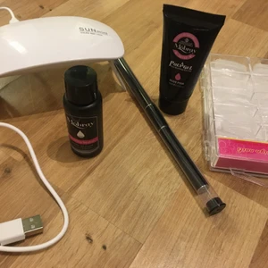 Nagelkit Polygel med USB UV-lampa - Nagelkit med polygel, innehållande tippar, hälften av polygel, solution kvar. Pensel och UV-lampa.