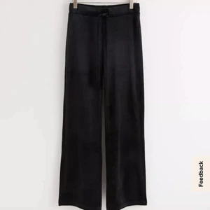 Lindex veulorbyxor - Säljer mina SÅ SKÖNA byxor från Lindex då jag inte använder de längre. Användes vara några få gånger så skicket är som nytt! Superduperfina och passar 160-170 i längd. ❤️