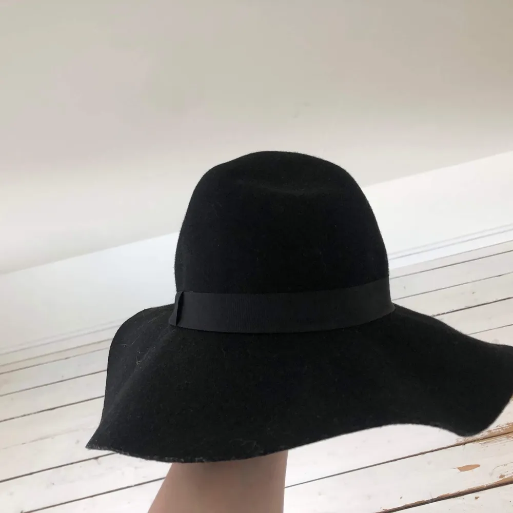 Fin och somrig hatt från Bikbok! Endast testad🥳 hämtas hemma hos mig i Uddevalla eller skickas mot att köparen står för frakten ☺️. Accessoarer.