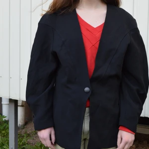 Svart 80-tals kavaj  - Svart kavaj 80-tal. Lite puffiga ärmar. Supersnygg och bra skick 