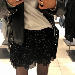 Prickig kjol - Säljer denna otroligt fina trendiga kjol som är slutsåld från Zara!!!🤍🤍 (lånad bild) Kjolen har inbyggda shorts i sig och har en dragkedja! Köpte den på PLICK, och säljer pga att den är för stor för mig i midjan! Köpare står för frakt !!!🤍🤍 HÖGSTA BUD: 190, eller KÖP DIREKT för 250kr + frakt 🤍🤍