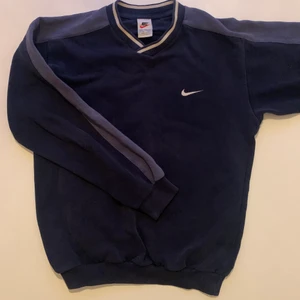 Nike sweatshirt  - Vintage tröja ifrån Nike. Mörkblå med ljusare detaljer. Möts upp i Stockholm annars kostar frakt 79kr