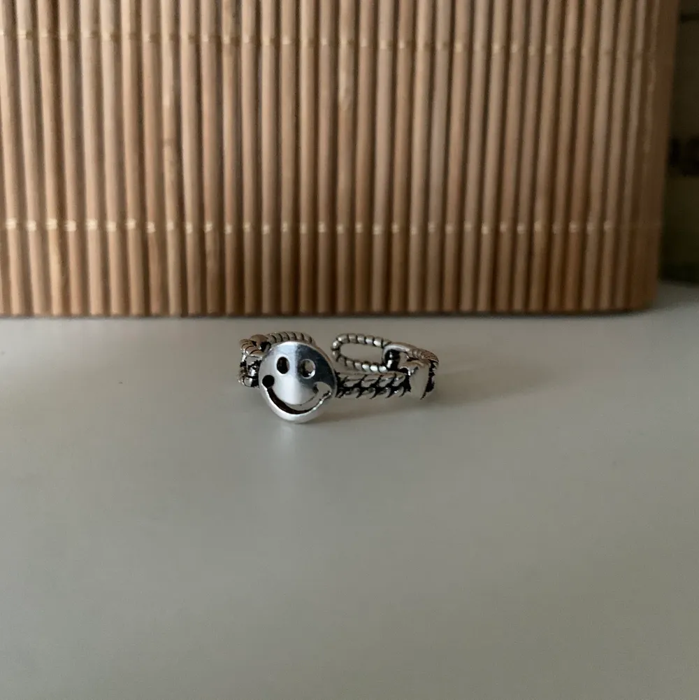 Så fin ring i äkta silver, justerbar dessutom!🤎. Accessoarer.