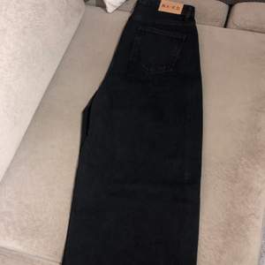 Svarta, långa, väldigt breda jeans från NA-KD i storlek 38. Helt oanvända då de va för små för mig. Köptes för 499kr. Kan skickas men då står köparen för fraktkostnaden.