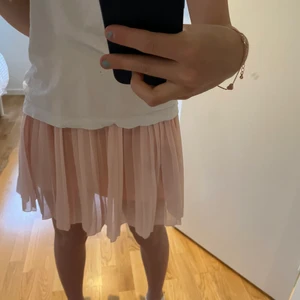 Kjol - En ljusrosa plisserad kjol från NA-KD. Så fin till sommaren 