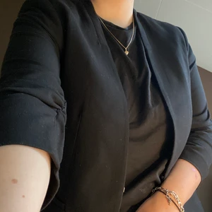 Kavaj från H&M - Säljer denna kavaj ifrån HM! Ur snygg och perfekt till våren/sommaren! Säljer pga liten i storleken. Storlek 44, men snyggare om den är lite oversized så skulle säga att den passar för S/M. Köparen står för frakten 💕💕