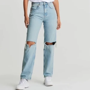 Håliga jeans  - Trendiga byxor från Gina tricot storlek 36 passar även 38. Använda ett par gånger, som nya! Säljer dem pågrund av att jag inte får mycket användning av dem. Ordinarie pris 599, säljer för 350! Priset kan diskuteras💕💗