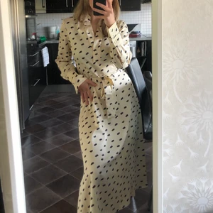 Klänning  - En super fin långklänning i lyxigt material! En fin beige/ champagne färg🥂Endast använd 1 gång!!