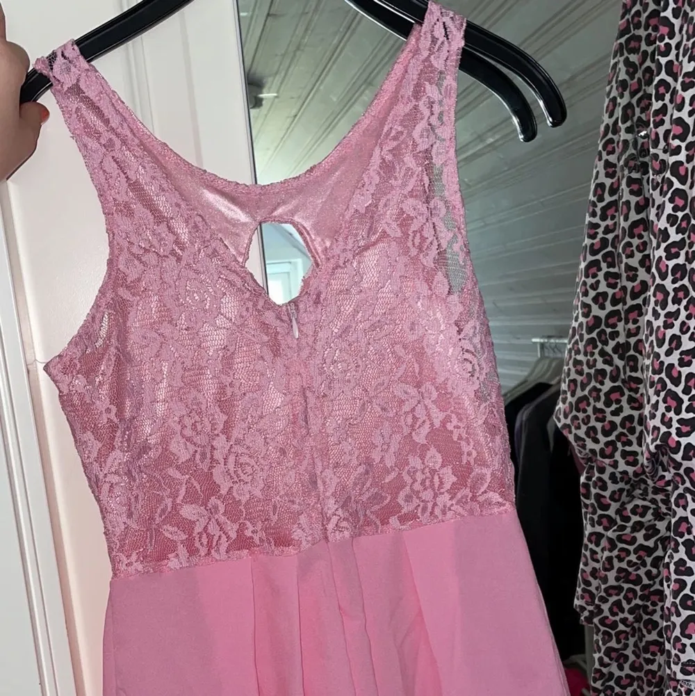 En kort jumpsuit som liknar en kortare klänning. I färgen rosa och stl XS/S. Väldigt fin rygg samt luftigt och tunt material💕💞säljer den för 50+ frakt . Klänningar.