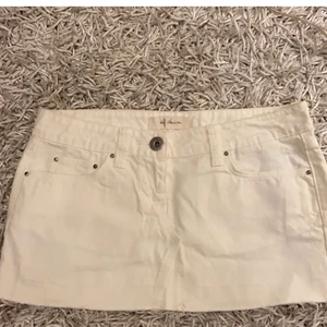 Kort jeans kjol - Kort jeans kjol, med detaljer på fickan! 