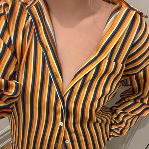 Skjorta - Säljer denna härliga sommar/fest skjorta som är mycket älskad men tyvärr inte använd så mycket som den förtjänar! Den är från zara women men skulle säga att man kan rocka den vem man än är! 💜