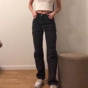 Collusion mom jeans, storlek: W25 L32 - Jag säljer mina superfina mörkgråa jeans, byxorna är raka i benen och högmidjade✨Säljer då jag har andra liknande. Helt oanvända, endast testade! Färgen syns bäst på de två sista bilderna👖 •Frakt ingår inte i priset•