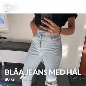 Blåa jeans med hål i - Fina blåa jeans med hål i!❣️ Frågor? Skicka!🌼